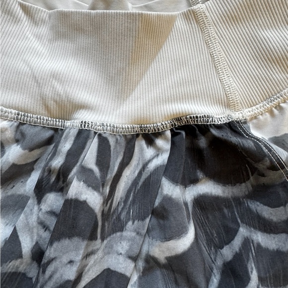 Lululemon• Dance to yoga pants • size 4 - Picture 7 of 9